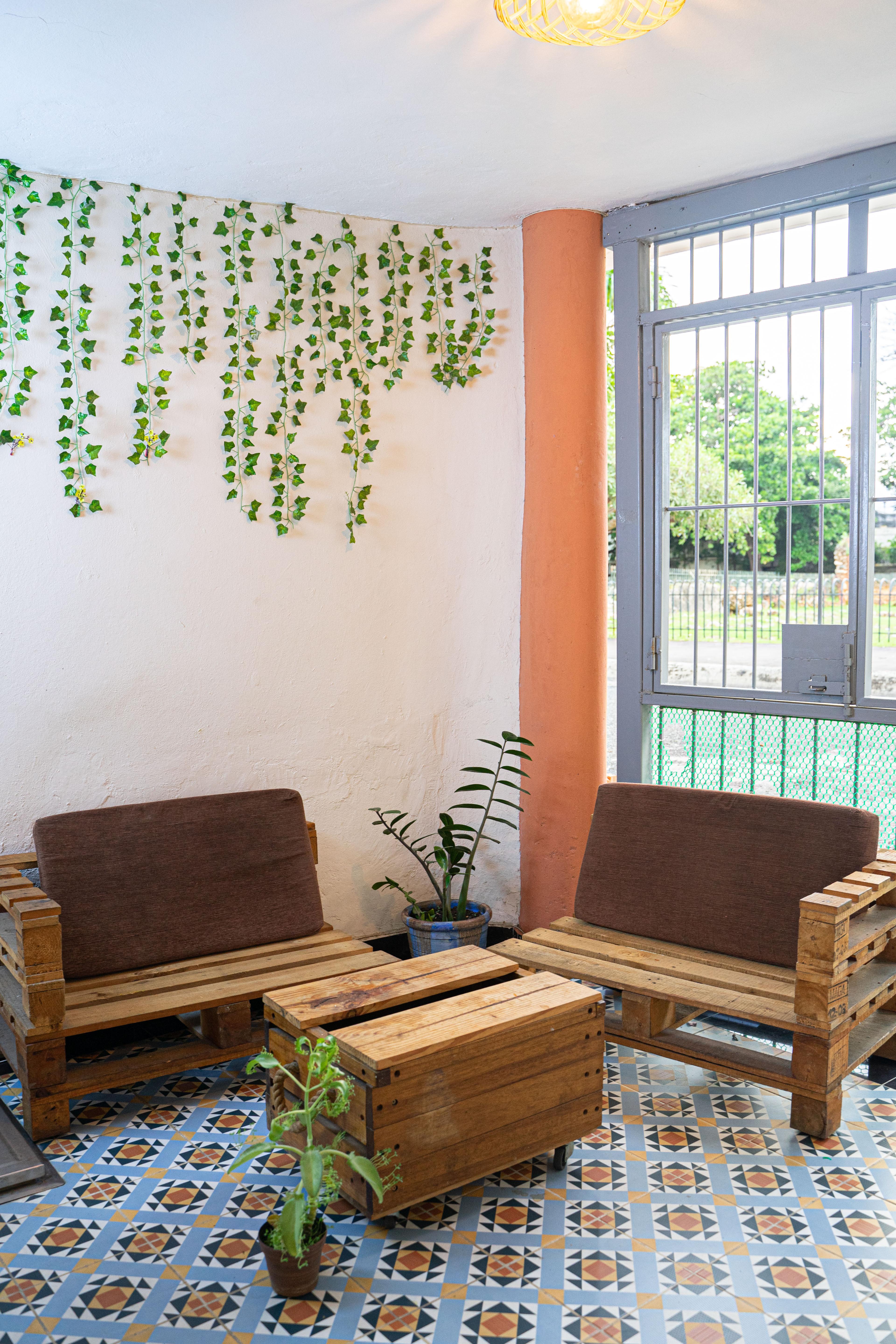 Sala común con bancas de madera y mosaicos
